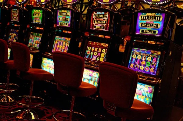 piramid platform interface showing live-dealer tables, slot games, and sportsbook markets on mobile